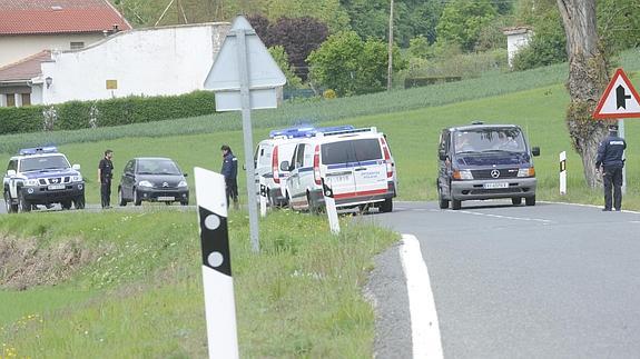 La Ertzaintza permanece junto al lugar del suceso, en la carretera A-2622, en Ribera Alta.