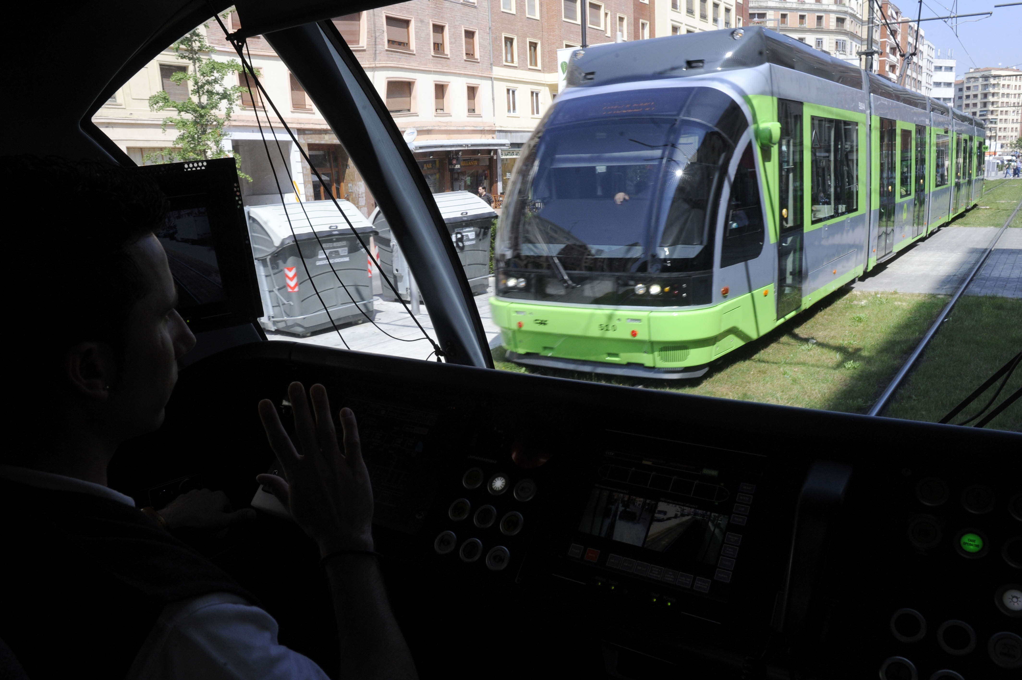 El tranvía de Vitoria golpea a una niña en Sancho el Sabio