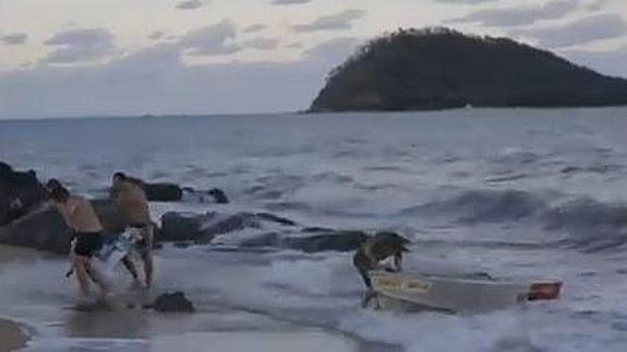 Momento en el que sacan al pescador y la barca del agua.