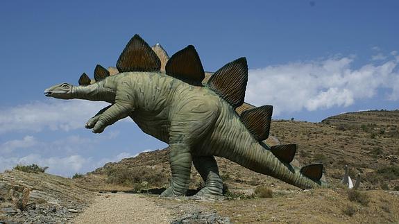 Réplica de un dinosaurio en El barranco Perdido, Enciso.