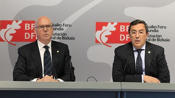 El diputado general de Bizkaia, José Luis Bilbao, y el diputado vizcaíno de Hacienda, José María Iruarrizaga, durante la rueda de prensa.