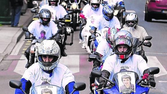 Los motores rugiendo a la vez, con sus pertinentes toques de bocina.