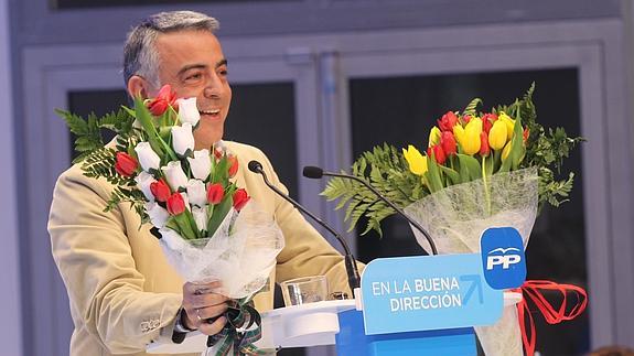 Tulipanes rojos y amarillos en un mitin del PP