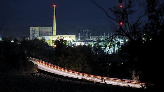 Vista nocturna de la central de Santa María de Garoña