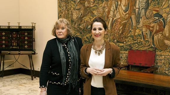 La jueza argentina, María Servini, y la presidenta del Parlamento vasco, Bakartxo Tejería, durante el encuentro que han mantenido en Vitoria.