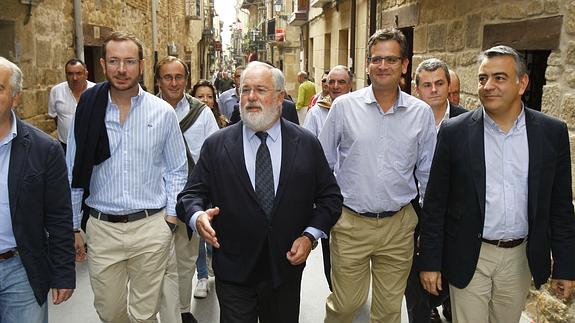 Javier Maroto, con el candidato Arias Cañete y otros miembros del PP vasco, en Laguardia en 2012.  