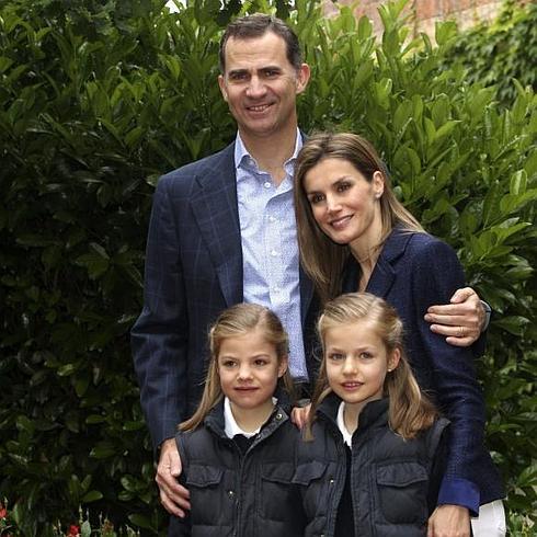 Foto distribuida este jueves por la Casa Real con motivo del aniversario de la Boda de los Príncipes de Asturias.