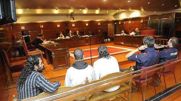 Momento del juicio contra los tres acusados, en el Palacio de Justicia de Vitoria.
