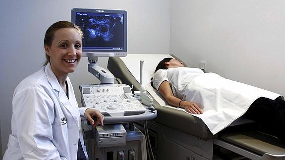 La ginecóloga María Victoria Rodríguez, de la clínica ART, atiende en la consulta a una paciente. 