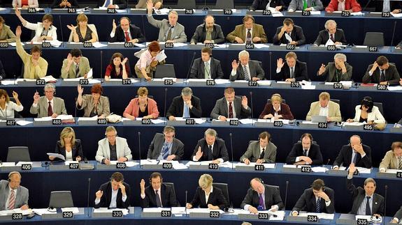 Diputados del Parlamento Europeo votan durante una sesión plenaria celebrada en Estrasburgo.