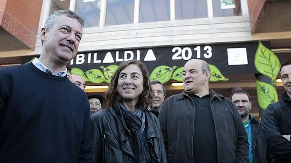 El lehendakari Urkullu junto a Uriarte y el presidente de las ikastolas en el Ibilaldia de 2013.