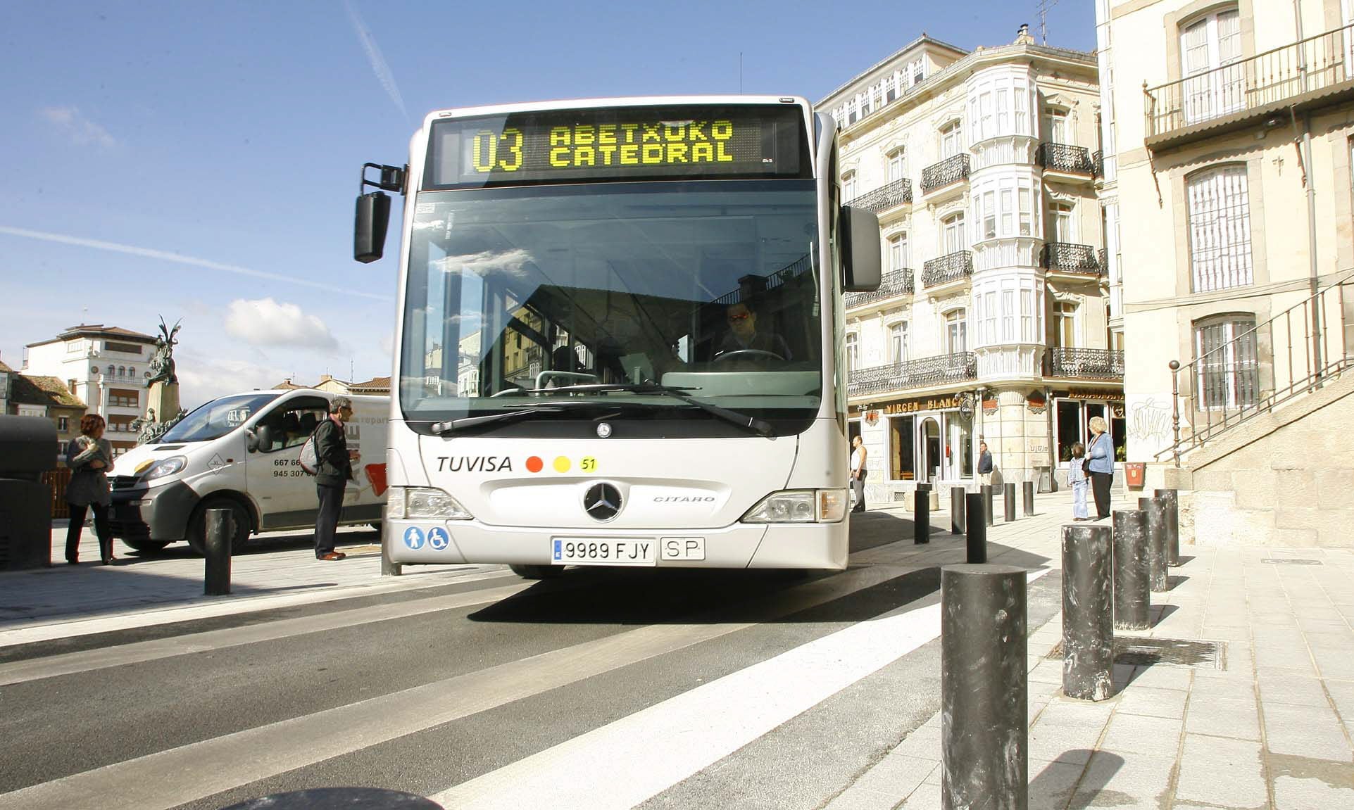 Un urbano circula por la plaza de la Virgen Blanca de Vitoria