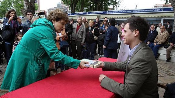 Gálvez atiende a una lectora, mientras el resto hace cola. 