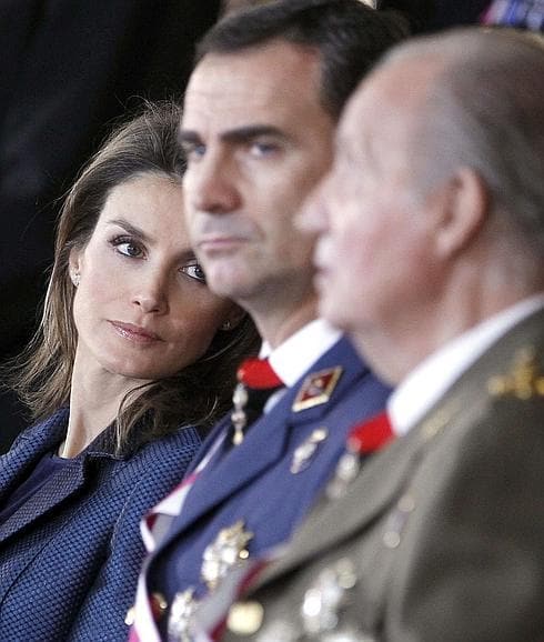 Letizia Ortiz, junto a Felipe de Borbón, contempla a Don Juan Carlos I.