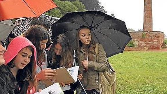 Los alumnos toman nota.