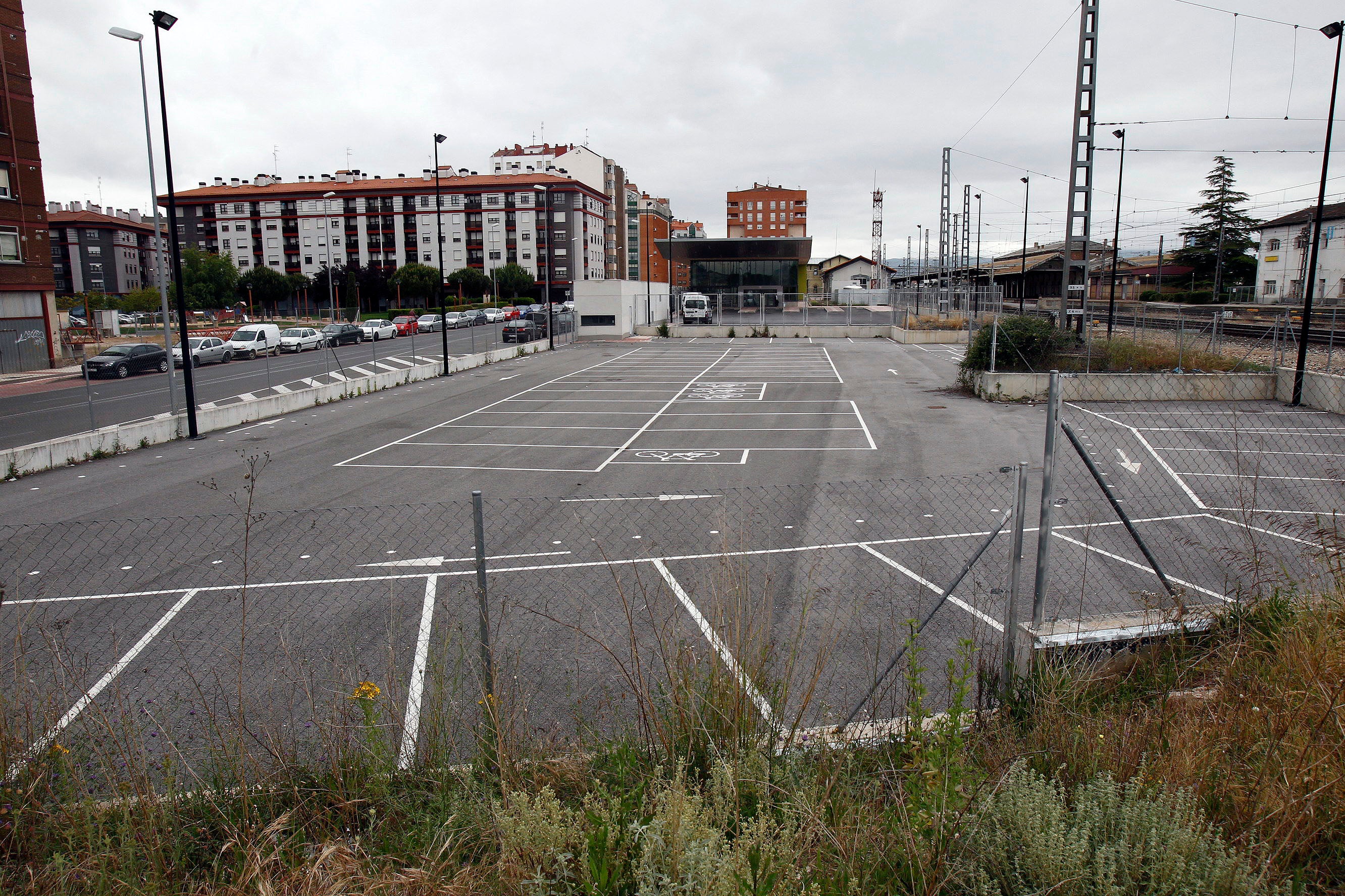 El aparcamiento anexo a la estación de autobuses tiene capacidad para 54 vehículos y lleva cerrado más de año y medio.