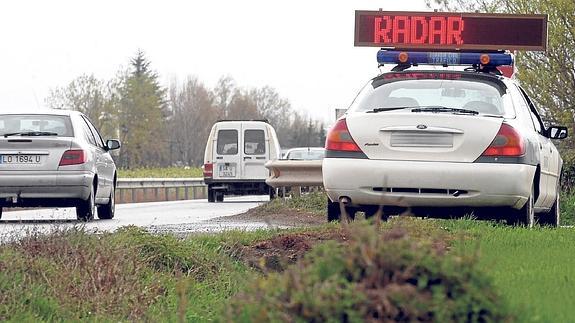 Agentes de la Guardia Civil realizan un control de velocidad con radar en una carretera de la Comunidad.