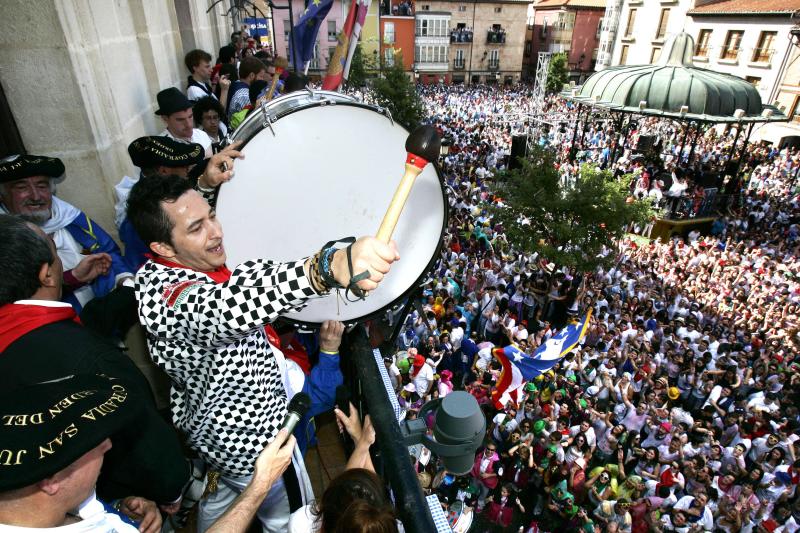 Momento en el que el sanjuanero Israel Sánchez da el Bombazo desde el balcón del Ayuntamiento. 