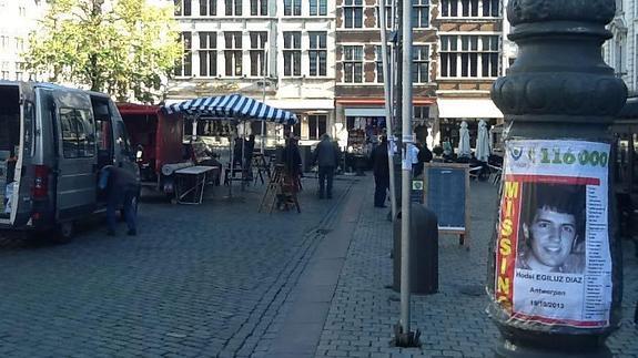 Cartel en Amberes con la foto de Hodei Egiluz