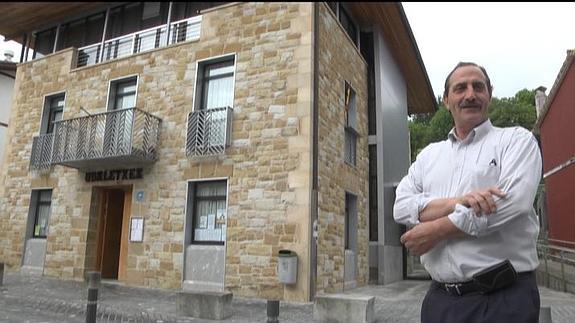 Javier Artaetxebarria, regidor de Munitibar, frente al consistorio del municipio vizcaíno.