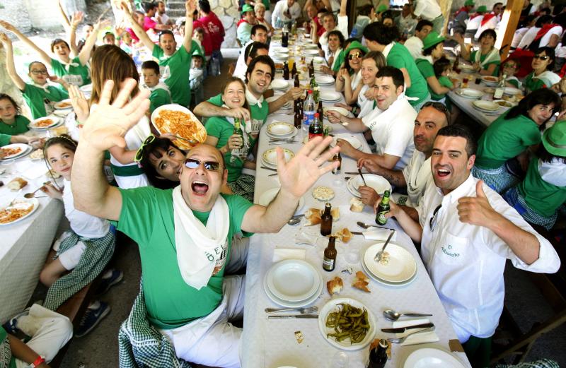 La hora de la comida en las casetas fue uno de los escasos momentos con silencio en La Laguna.