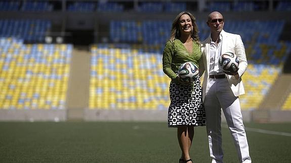 Pitbull junto a Claudia Leitte, maestra de ceremonias, en el estadio de Maracaná. 