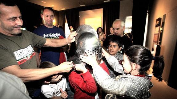 Un niño se prueba un yelmo durante las jornadas romanas. 