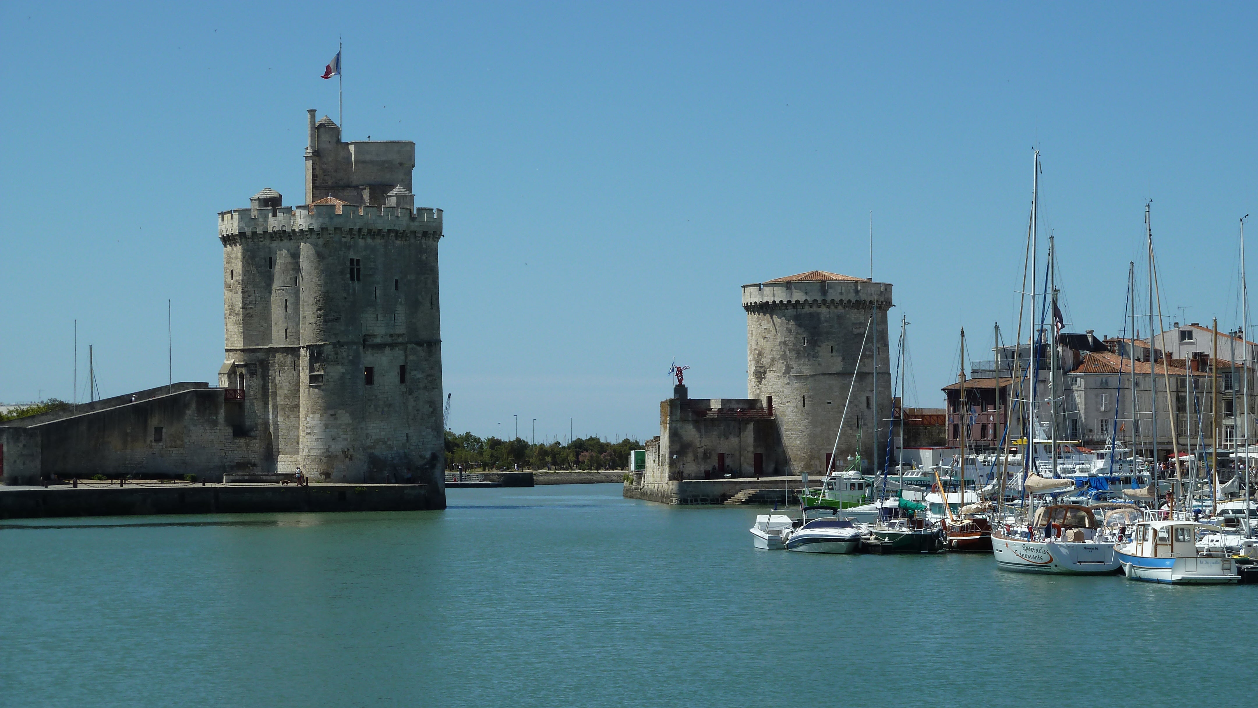 Las torres que cierran el puerto. 