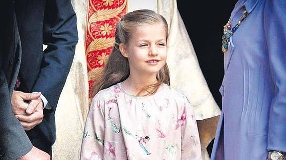 Leonor de Borbón el pasado mes de mayo en la misa de Pascua, entre sus abuelos.