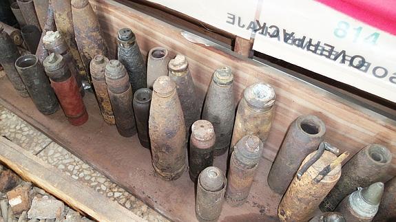 Algunos de los 300 obuses hallados en la casa. LUIS CALABOR 