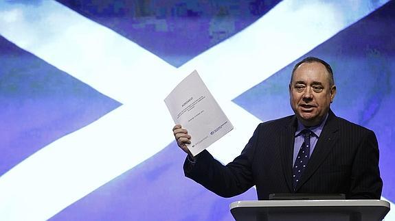 Alex Salmond, primer ministro escocés, muestra en Edimburgo el documento que recoge el acuerdo sobre el referéndum.