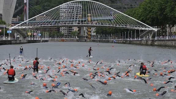Participantes nadando en la ría durante el Bilbao Triathlon 2014