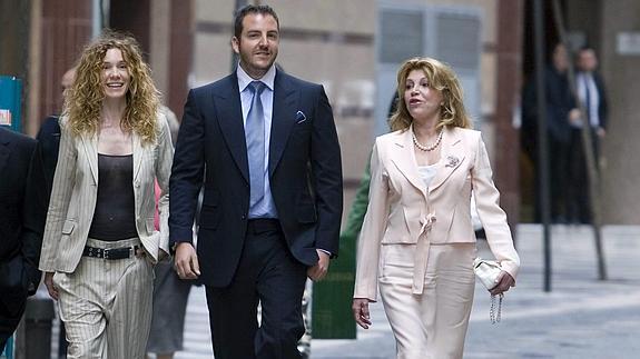 La baronesa Thyssen junto a su hijo Borja y su nuera Blanca.