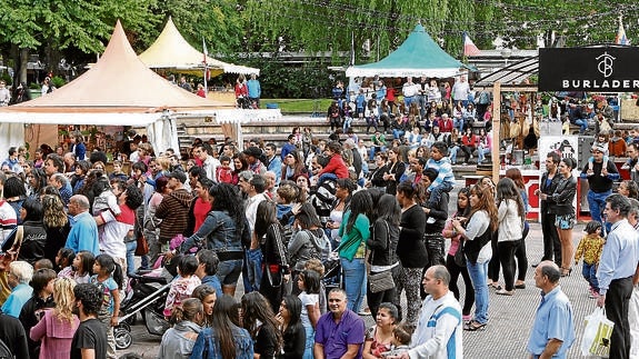 Centenares de personas disfrutan de una actuación en la plaza de la Constitución. 