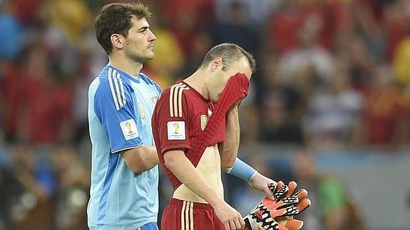 Andres Iniesta junto a Iker Casillas, tras la derrota. 