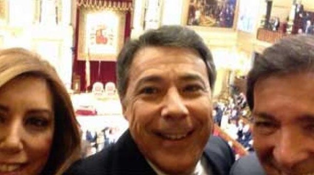 Susana Diaz, Ignacio González y Javier Fernández se autorretratan en el Congreso. 