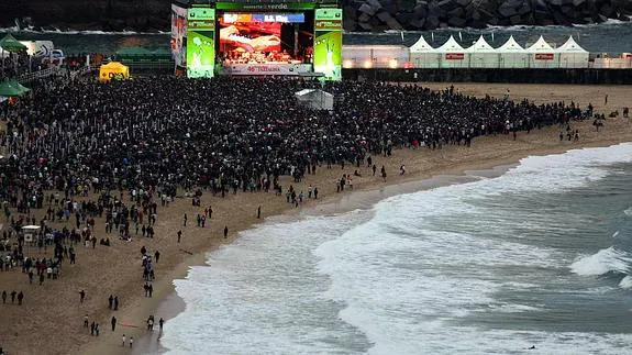 El público asiste al concierto que BB King realizo en la playa de la Zurriola.