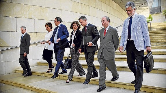 Representantes institucionales y patronos acceden ayer al museo.