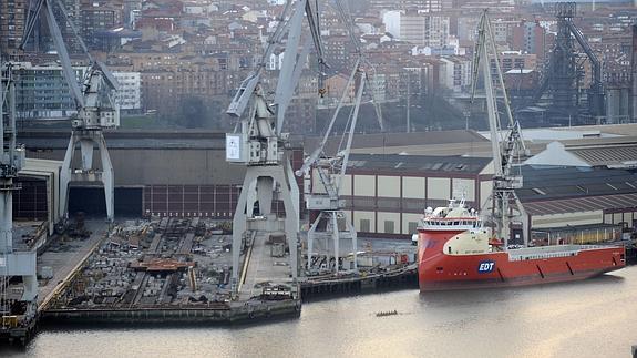 Vista general de los astilleros de la Naval, en Sestao.