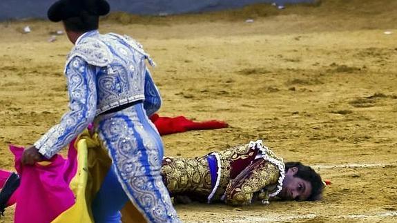 El torero, inconsciente sobre la arena del coso granadino.