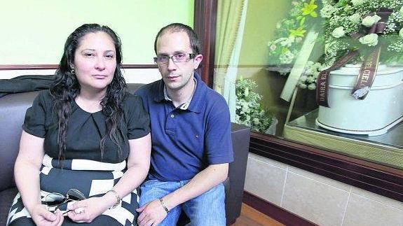 Silvina y Pablo, padres de la pequeña, ayer en el tanatorio junto al féretro de Daira. 