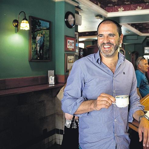 Josu Bergara se toma un café en un bar del centro de Sestao al término de la entrevista.