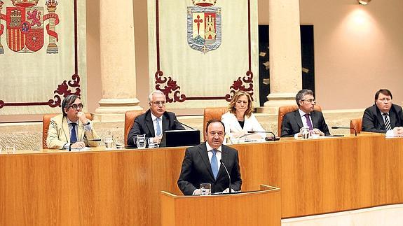 El presidente riojano, Pedro Sanz, durante su intervención durante la primera sesión del Debate del Estado de la Región.