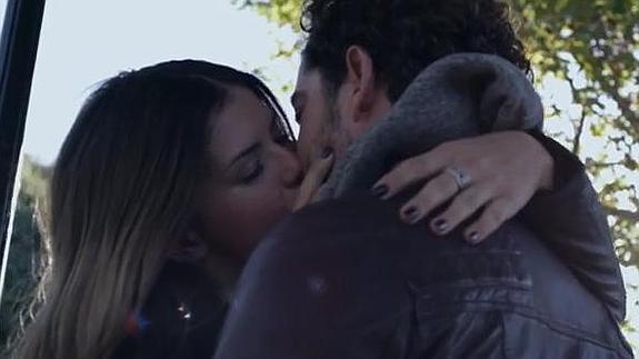 David Bisbal se besa con la 'China' Suárez durante el videoclip.
