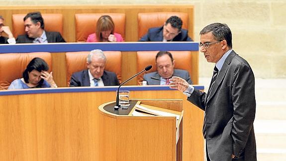 El socialista Pablo Rubio replica al discurso de Sanz desde la tribuna.