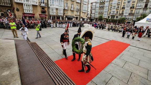 Los generales al mando de las tropas que recrean la batalla de Vitoria de 1813, Wellington, Álava y Jourdan, realizan una ofrenda a los caídos en la misma.
