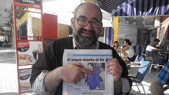 Mocito Feliz muestra un periódico con su foto.