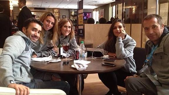 Sara Carbonero, con sus compañeros de trabajo en el hotel de Brasil.