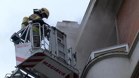 Los bomberos han tenido que sofocar el fuego.