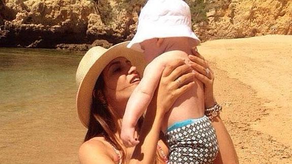 Sara Carbonero sostiene a Martín. 